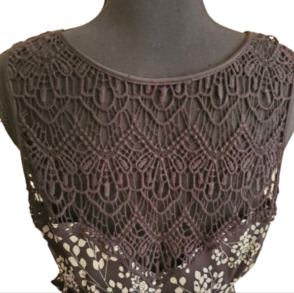 BLACK AND WHITE FLORAL FLOWY DRESS, LACE ON BACK ( SIZE 8 ) - Picture 4 of 9